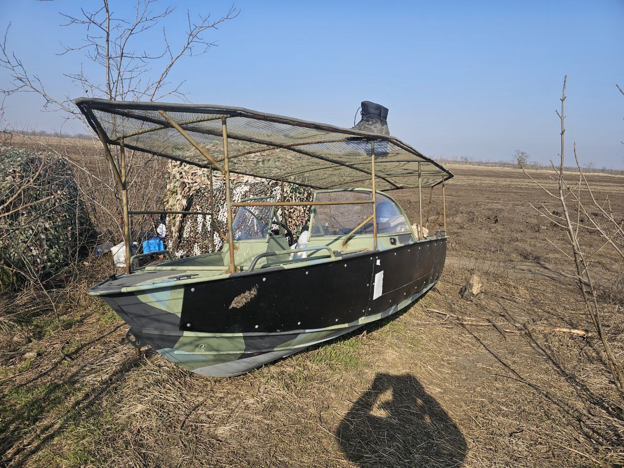 Российская лодка с защитным «мангалом»