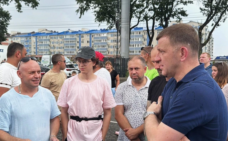 Мэр Краснодара, приехавший на стихийный митинг из-за ежедневных отключений электричества, предложил заковать себя в наручники. 17 июля 2024 года