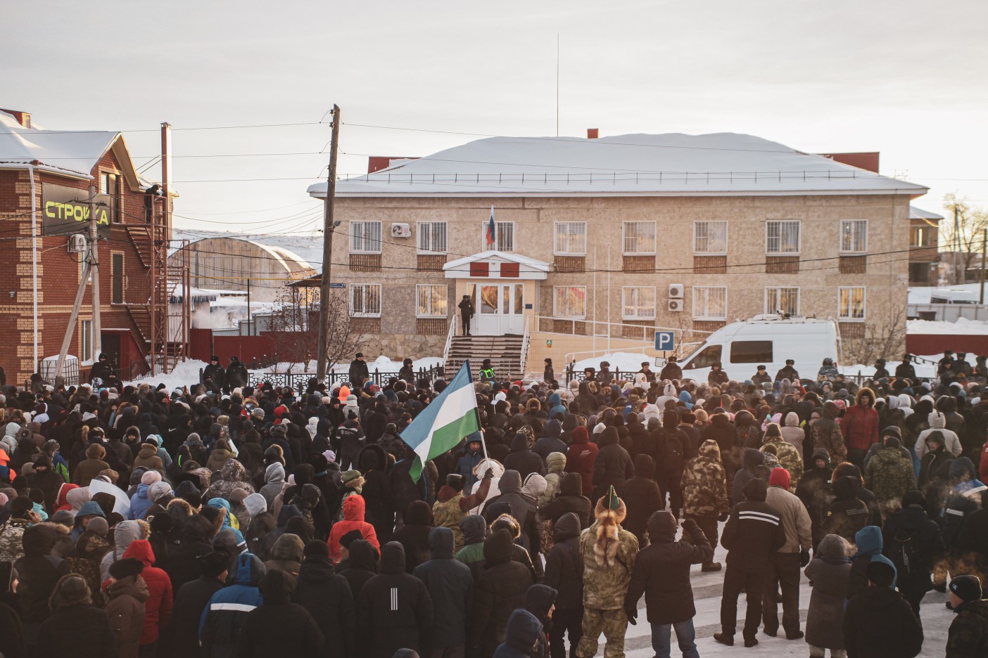 У Баймакского районного суда 17 января собрались тысячи жителей Башкортостана