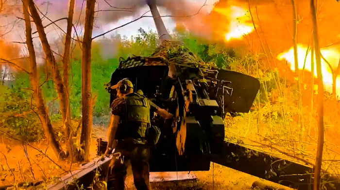 Российский военный ведет огонь по позициям ВСУ в Курской области