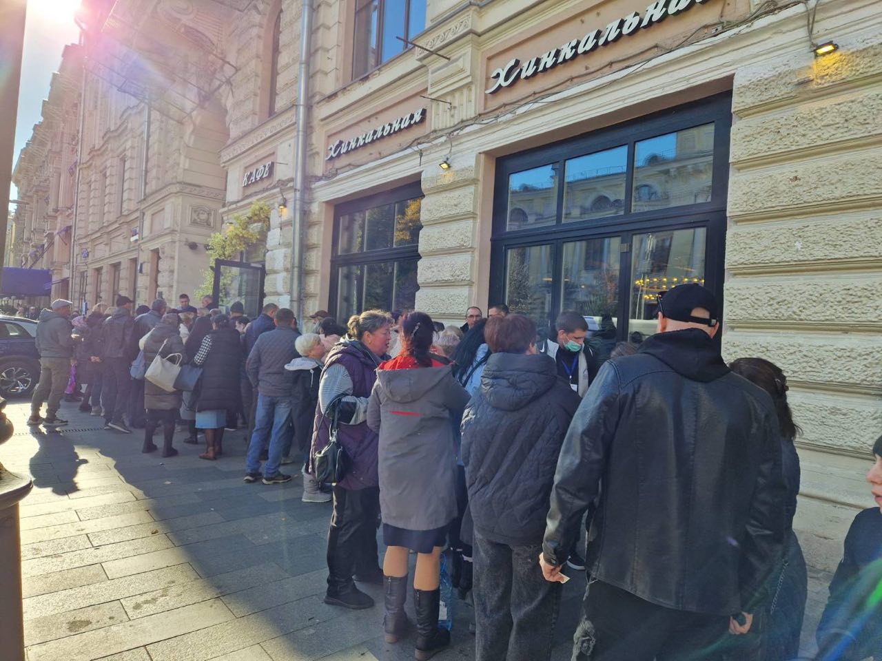 Голосующие в Москве избиратели с гражданством Молдовы собираются после голосования в хинкальной