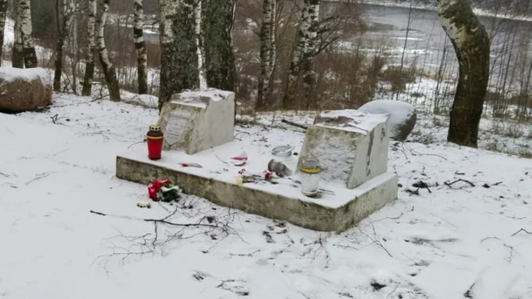 Постамент от мемориальной плиты после сноса