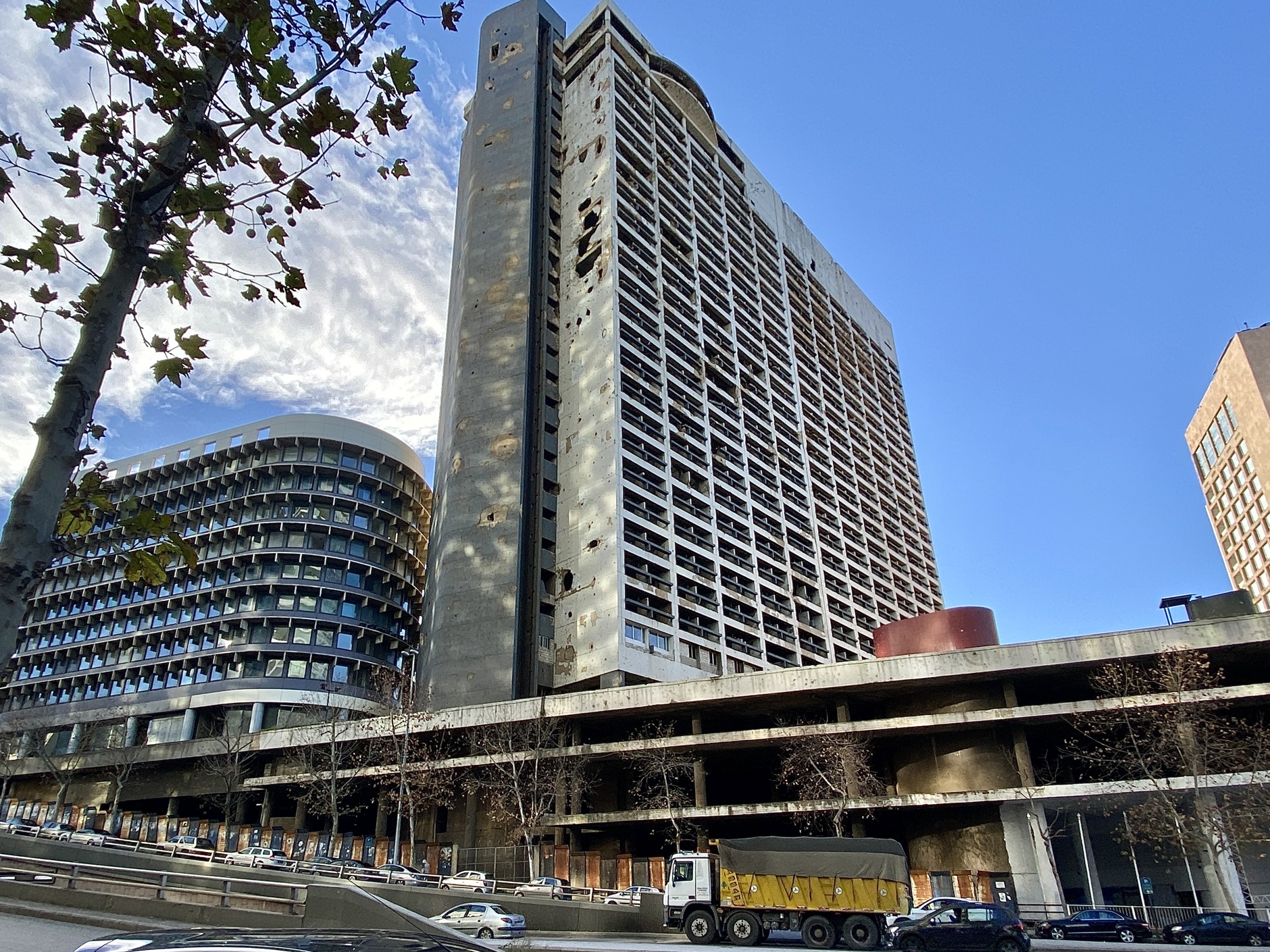 Здание Holiday Inn со следами обстрела в центральном районе Хамра