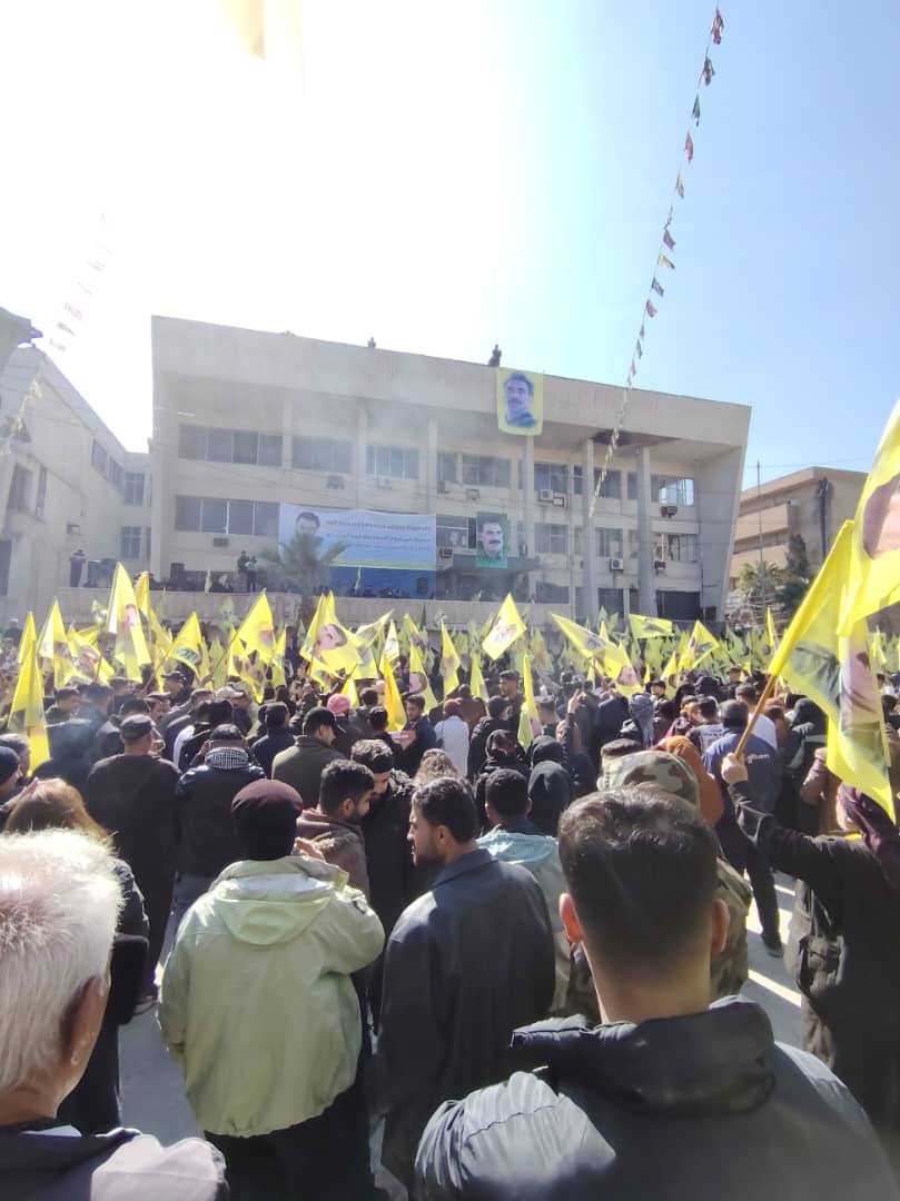 Курды в ожидании обращения Оджалана 15 февраля в городе Хасеке, северо-восточная Сирия