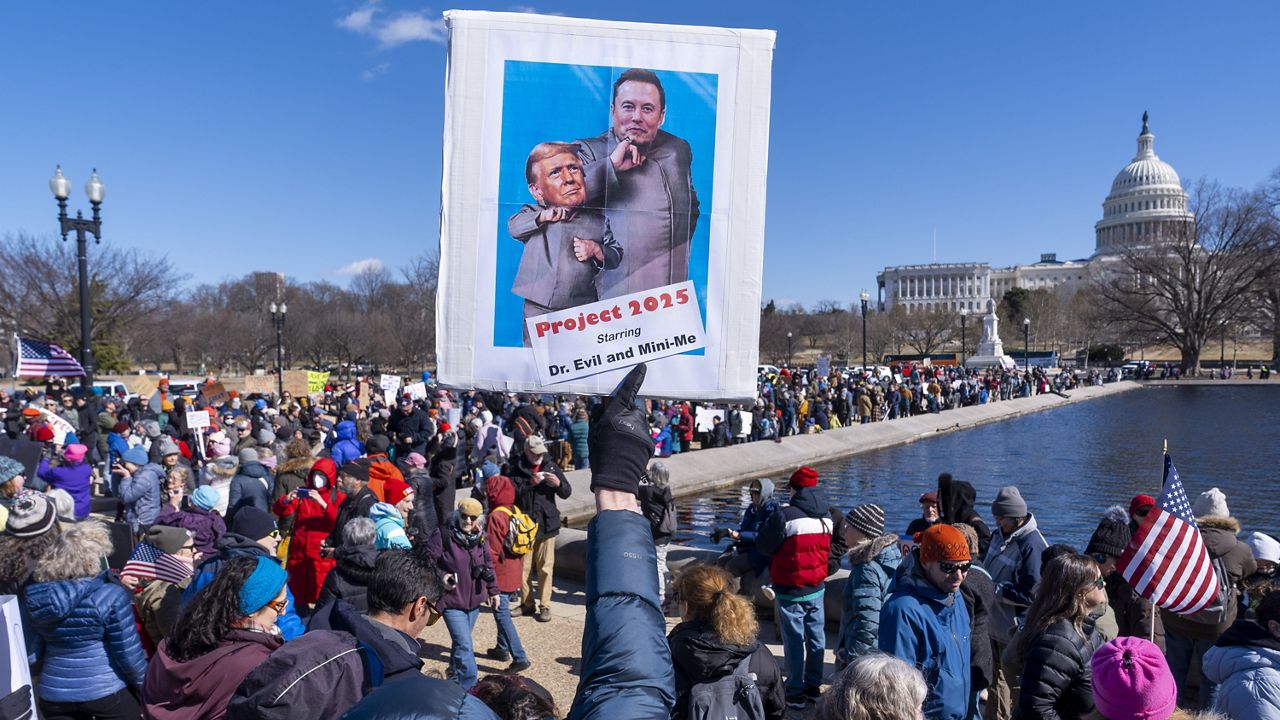 17 февраля 2025 года, Вашингтон. Марш No Kings Day в День Президента, в поддержку федеральных служащих и против указов Трампа. (AP Photo/Jacquelyn Martin)