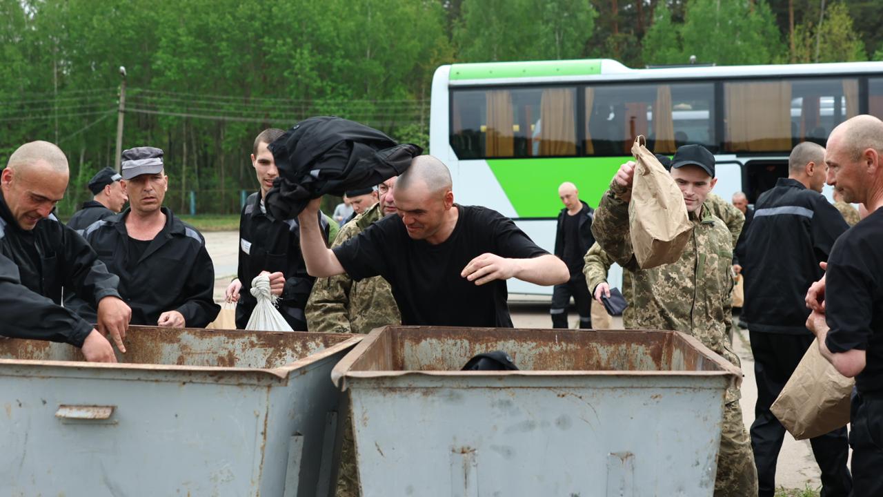 Вернувшиеся из плена украинцы выбрасывают робы заключенных
