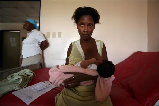 Марианелис дель Розарио и ее новорожденный в Antonio Hospital, Доминиканская Республика