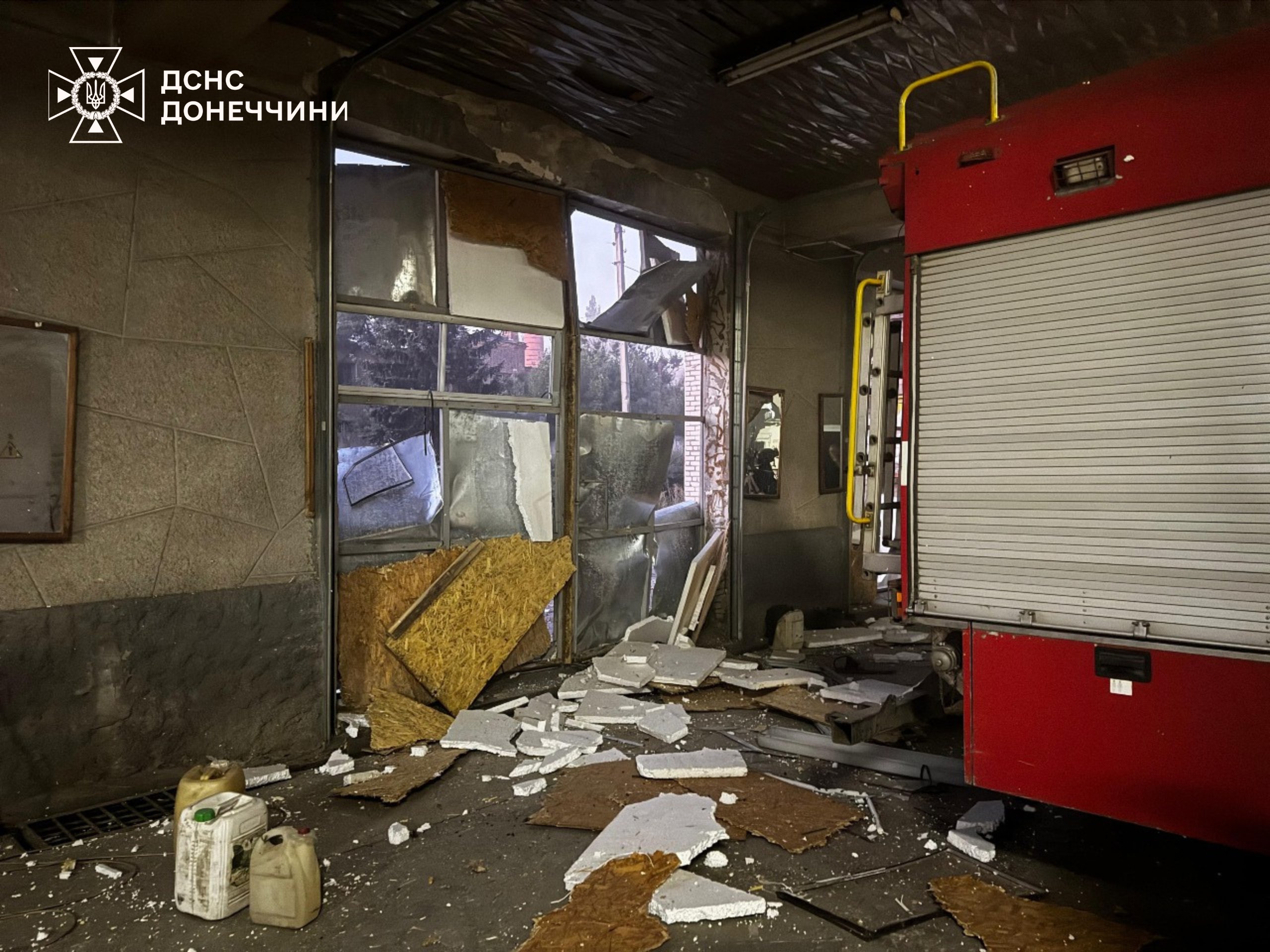 Последствия удара по пожарно-спасательной части в Константиновке