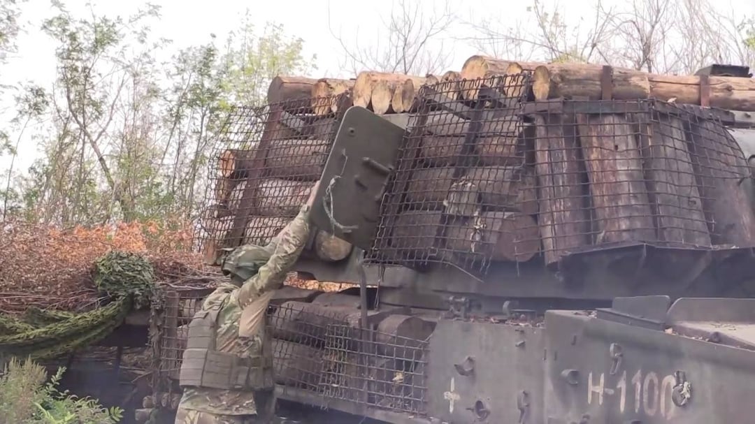 Российская САУ 2С3 «Акация» с дополнительной защитой башни из бревен