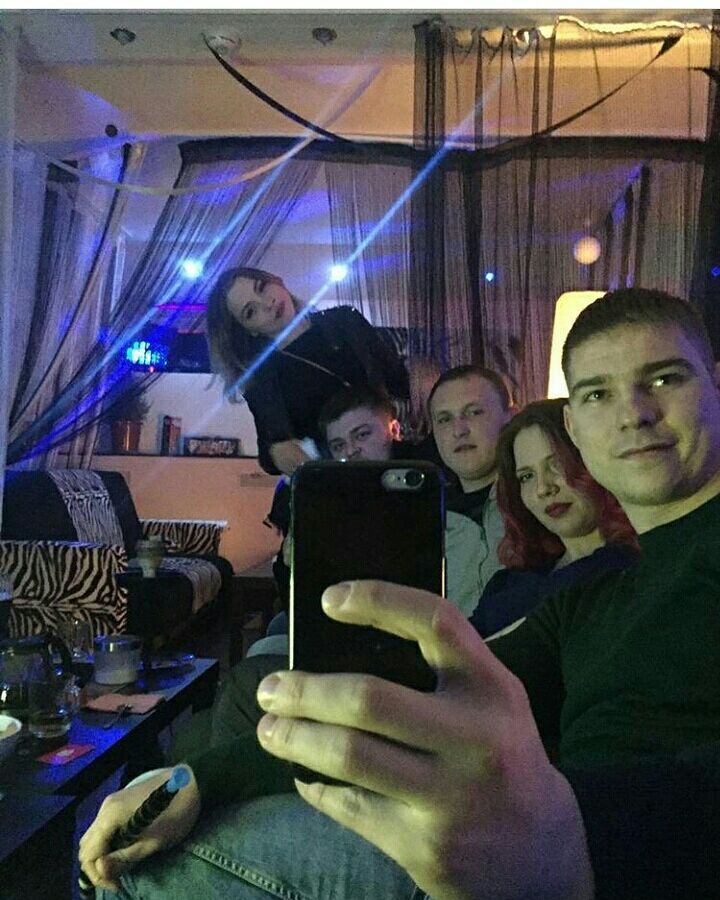 Алексей Лукашев (в центре) с коллегой-хакером из вч 26165 Андреем Родиковым (справа)