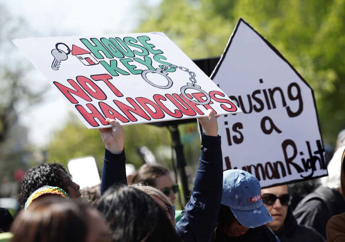 В июле Дональд Трамп подписал указ о «конце преступности и хаоса на улицах Америки», в котором бездомные обозначаются как проблема общественной безопасности