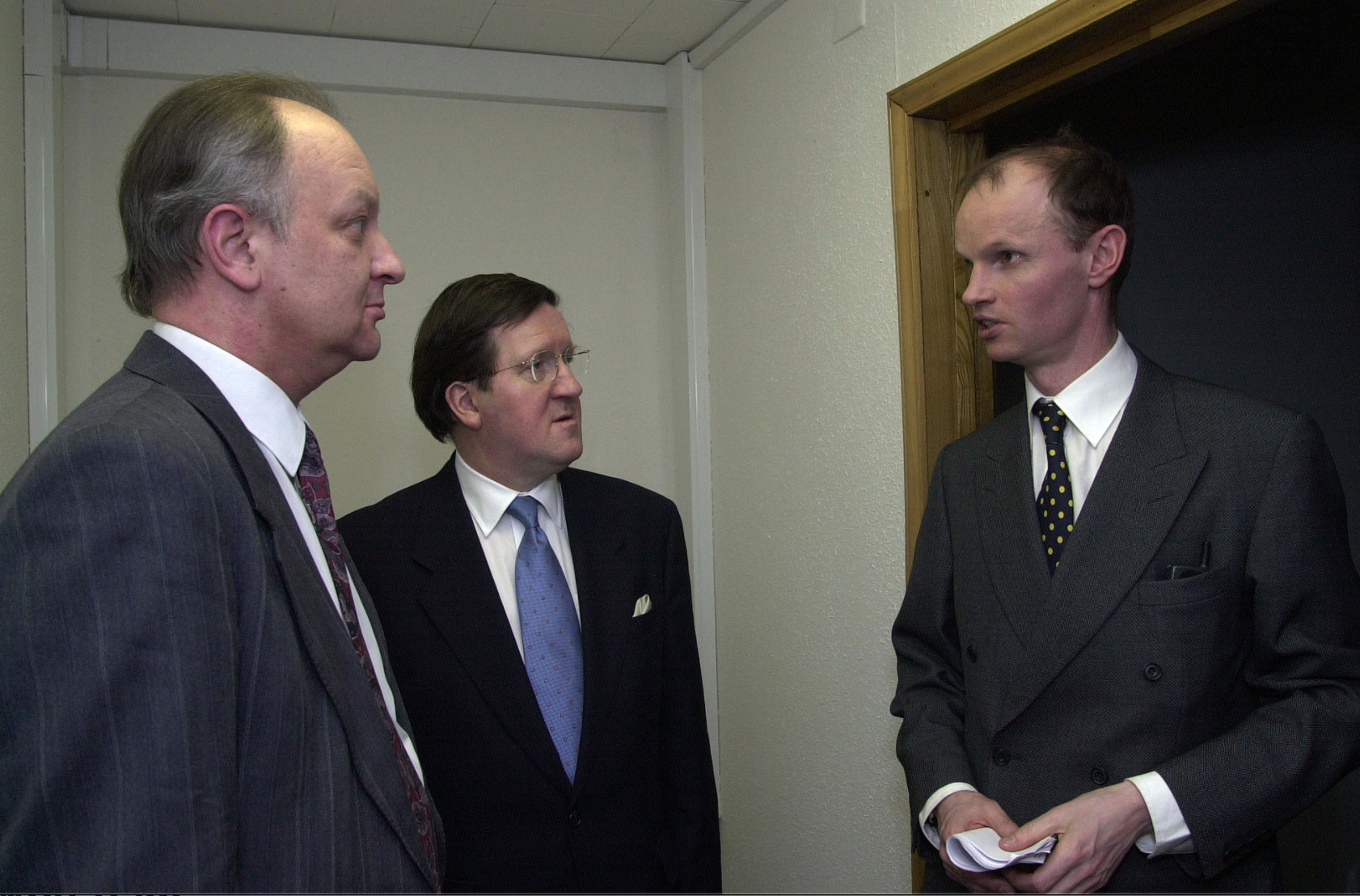 Слева направо: заместитель министра иностранных дел России Евгений Гусаров, генеральный секретарь НАТО лорд Робертсон и Джон Лаф, сотрудник отдела по внешним связям НАТО. 2001 год.