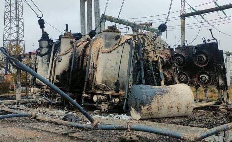 Автотрансформатор весом 250 тонн, подорванный российскими войсками при отступлении в Херсонской области