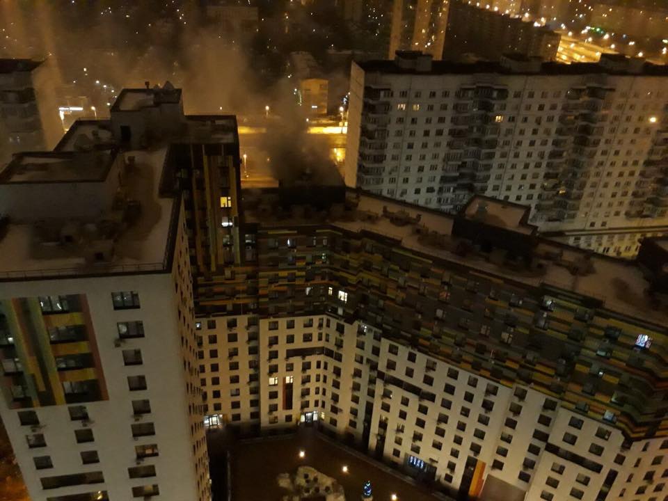 В ночь на 11 декабря в доме 37к2 по Проспекту Маршала Жукова произошел пожар. Из-за плотности застройки пожарные не смогли подъехать к горящему дому вплотную и потушить огонь оперативно.