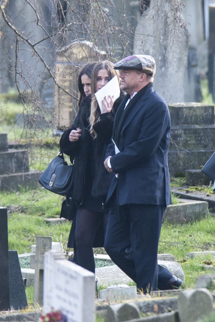 Саша, Скарлет и Браун на похоронах Янга