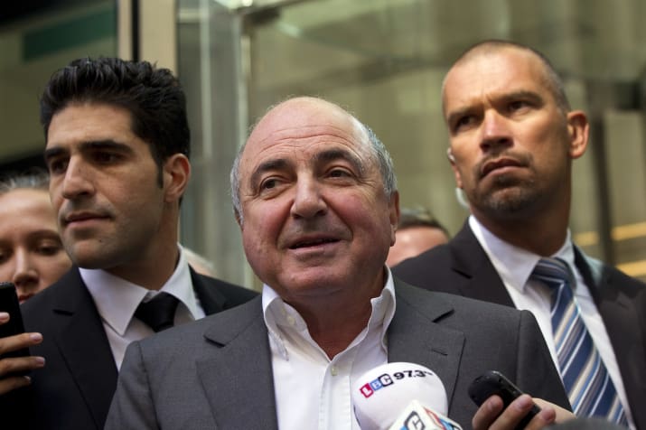 Борис Березовский и телохранитель Ави Навама (слева) после проигранной тяжбы с Романом Абрамовичем