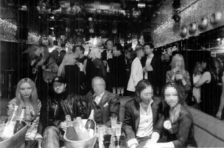 Скот Янг (второй слева) и Ноэль Рено (крайняя слева) на вечеринке в клубе Boujis