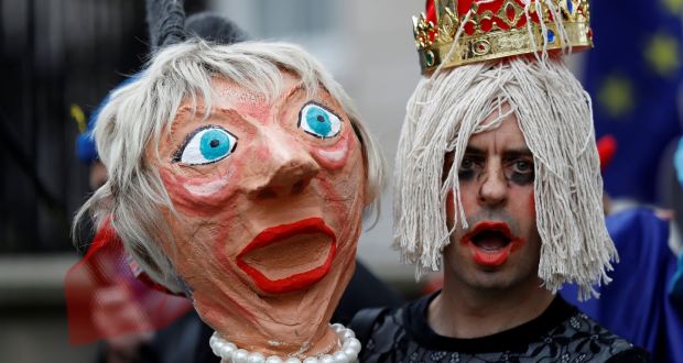 Протестующий держит голову искусственной Терезы Мей