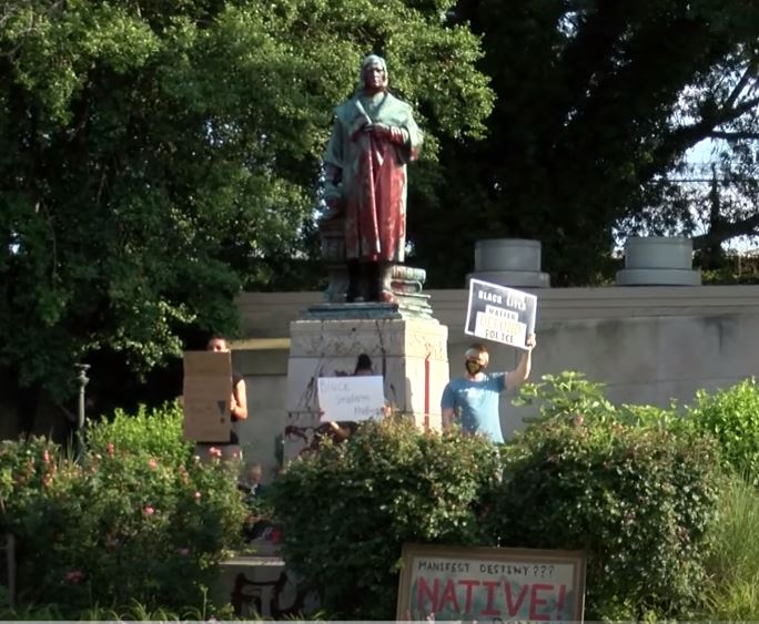 Памятник Христофору Колумбу в Ричмонде перед тем, как его снесли 9 июня 2020 года