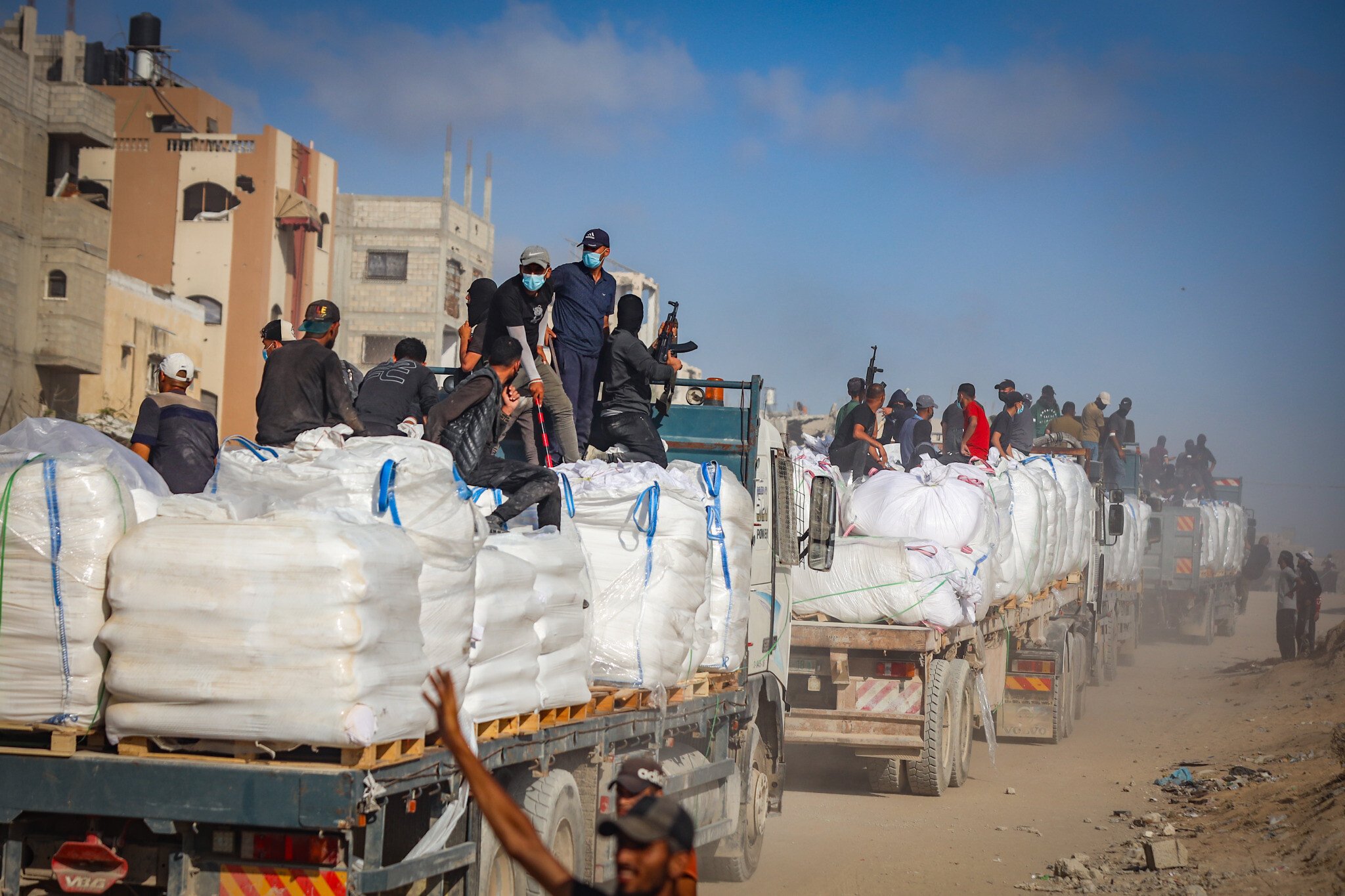 Грузовики с гуманитарной помощью на погранпереходе Зиким, лето 2025 года. Фото: Flash90