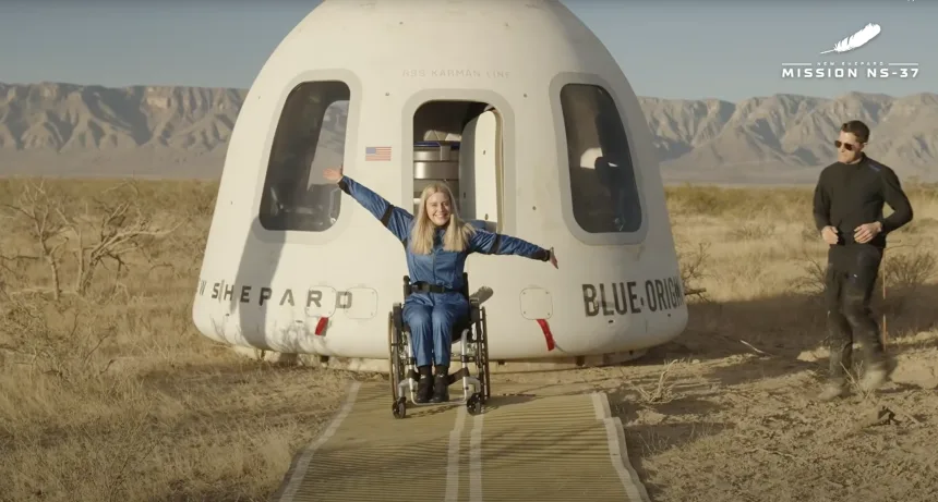 Михаэла Бентхаус после полета в космос. Фото: Blue Origin