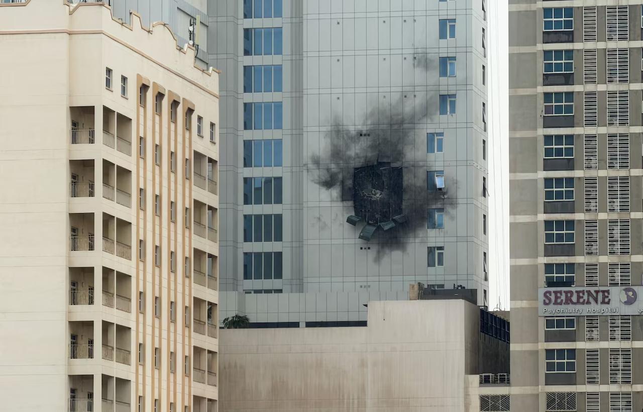 В минувшие выходные иранский беспилотник повредил здание рядом со штаб-квартирой 5-го флота ВМС США в Джуффаире, Бахрейн. Фото: Reuters