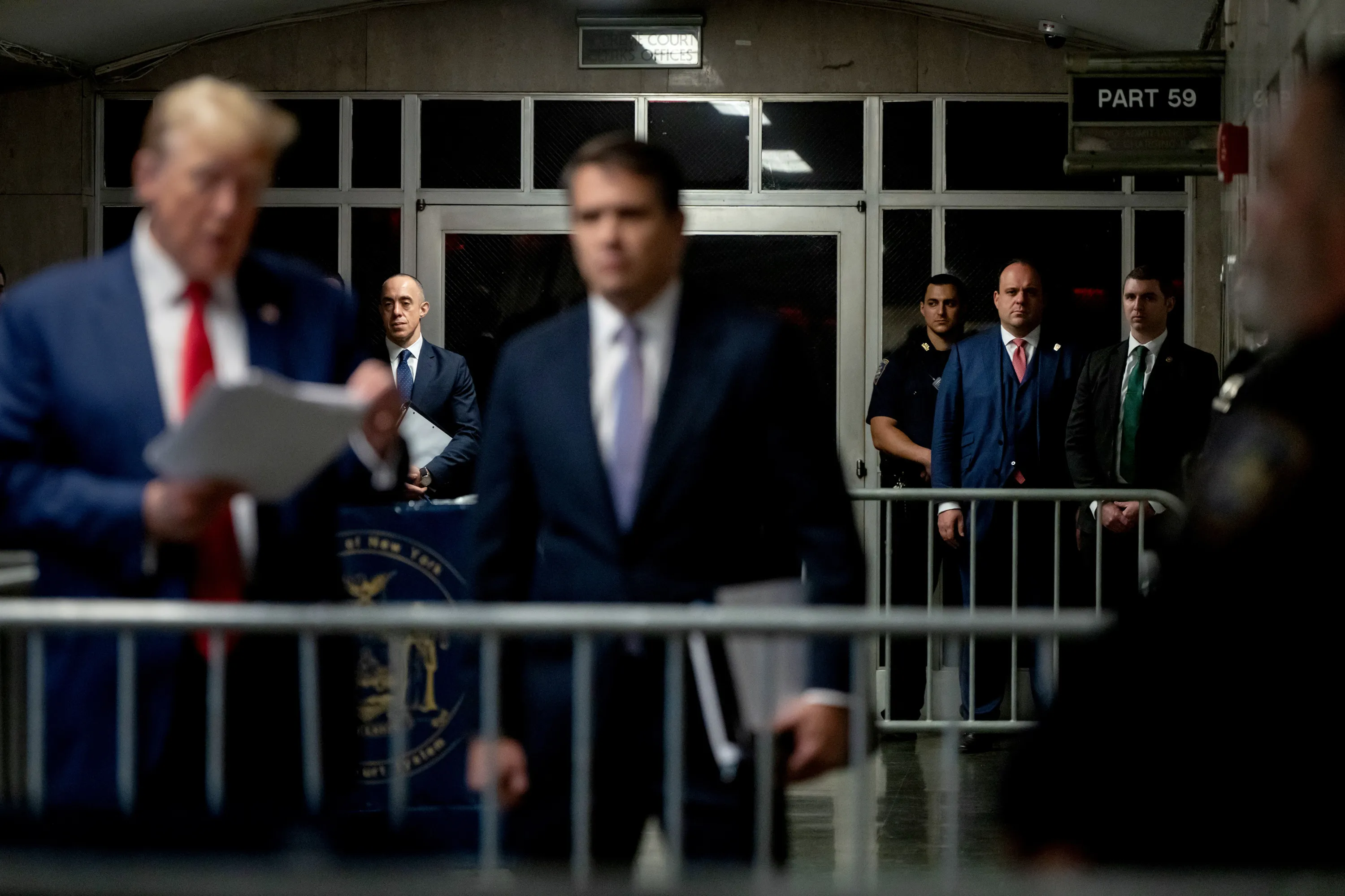 На заднем плане — Борис Эпштейн (второй справа), на переднем — Дональд Трамп (слева) и Тодд Бланш (справа). Источник: The New York Times / Bloomberg